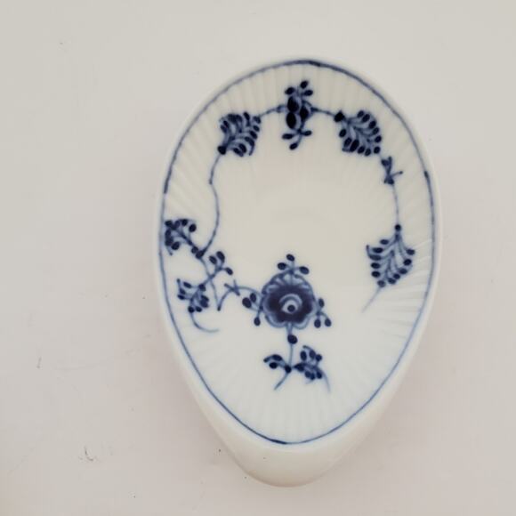 Vintage Set of 2 Denmark Mini Ceramic Oval Plates Blue White Floral Delftware - Picture 6 of 13